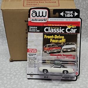 auto world White 1967 Cadillac Eldorado 1:64 Scale Premium Die-cast Car